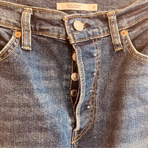 LEVI’S Sz 31 Wedgie Straight Mid-Wash Torn Knee  Button Fly Raw Hem Jeans - Picture 5 of 9